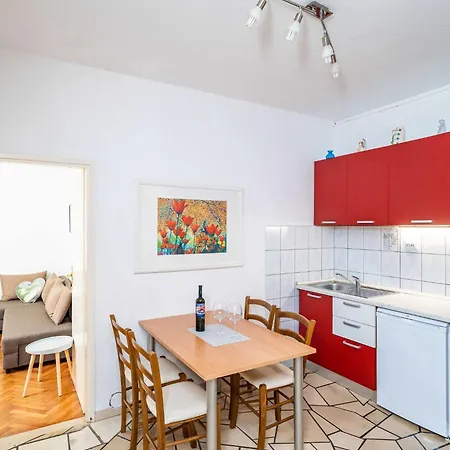 Nikolina Lu - Two-bedroom With Terrace דירה *