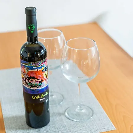 Nikolina Lu - Two-bedroom With Terrace דירה