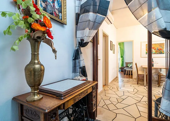 Appartement Nikolina Lu - Two-bedroom With Terrace